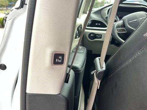 Used 2023 Chrysler Pacifica Touring-L FWD image 18
