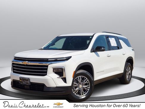 Certified 2025 Chevrolet Traverse LT FWD image 1