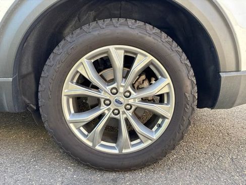 Used 2022 Ford Explorer Limited w/ Equipment Group 301A AWD/4WD image 2