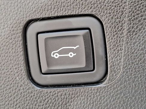 Used 2023 Chevrolet Traverse LT w/ LT Premium Package AWD/4WD image 30