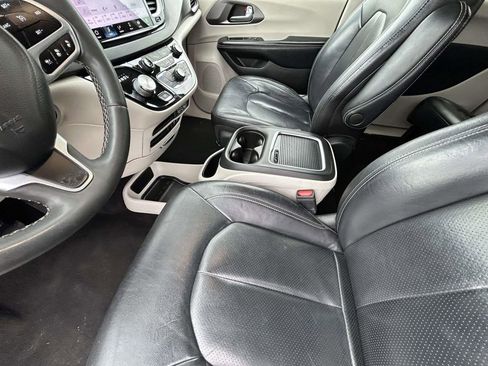 Used 2022 Chrysler Pacifica Touring-L FWD image 10