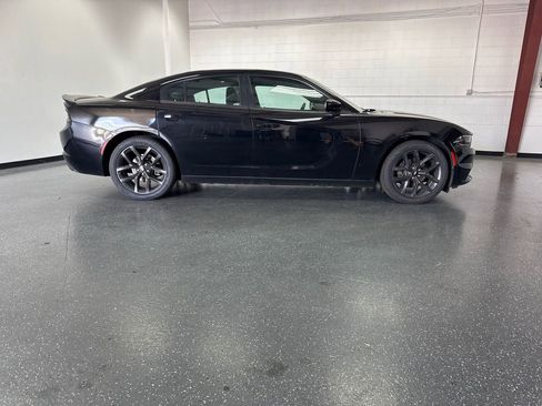 Used 2019 Dodge Charger SXT image 3