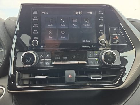Used 2021 Toyota Highlander LE AWD/4WD image 28