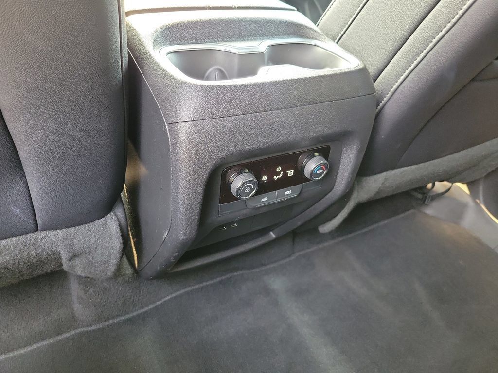 Used 2026 Chevrolet Traverse LT FWD image 14