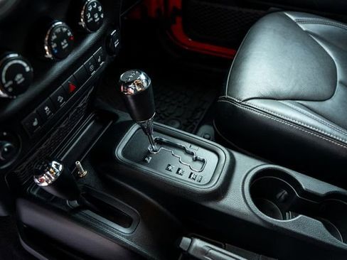 Used 2017 Jeep Wrangler Unlimited Rubicon w/ Connectivity Group AWD/4WD image 36