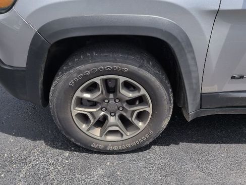 Used 2020 Jeep Cherokee Trailhawk AWD/4WD image 8