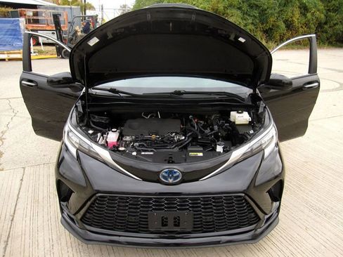 Used 2023 Toyota Sienna XSE image 30