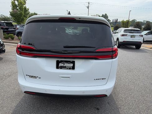 Used 2025 Chrysler Pacifica Limited FWD image 9