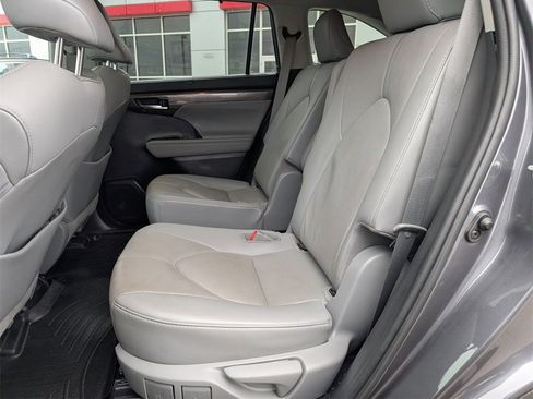 Used 2021 Toyota Highlander Limited image 30