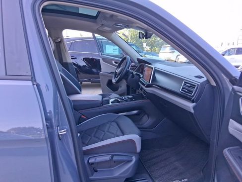 Used 2025 Volkswagen Atlas Peak Edition SE AWD/4WD image 38