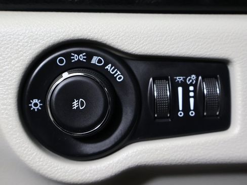 Used 2022 Chrysler Pacifica Touring-L image 40