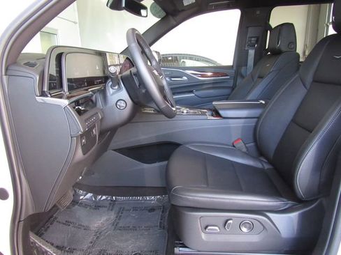 Used 2024 Cadillac Escalade ESV Luxury AWD/4WD image 10