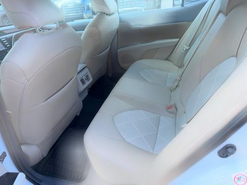 Used 2018 Toyota Camry XLE FWD image 13