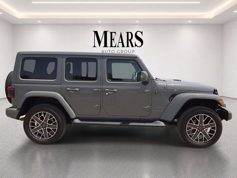Used 2023 Jeep Wrangler Unlimited Sahara AWD/4WD image 6