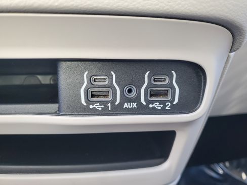 Used 2024 Chrysler Pacifica Touring-L image 28