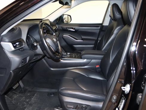Used 2021 Toyota Highlander XLE image 31