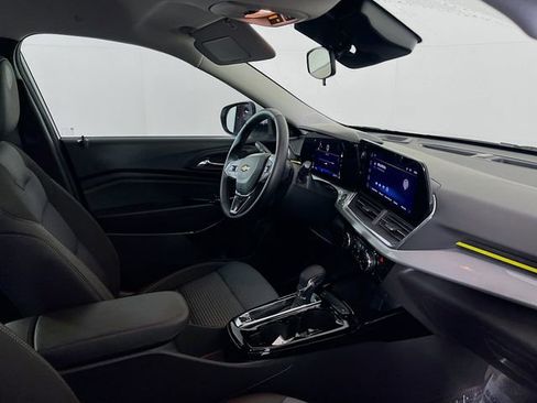 Used 2025 Chevrolet Trax LT w/ LT Convenience Package image 9