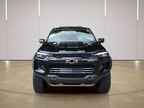 Used 2025 Chevrolet Colorado ZR2 w/ Midnight Edition AWD/4WD image 9