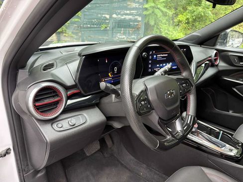 Used 2024 Chevrolet Trax RS w/ Sunroof Package FWD image 10