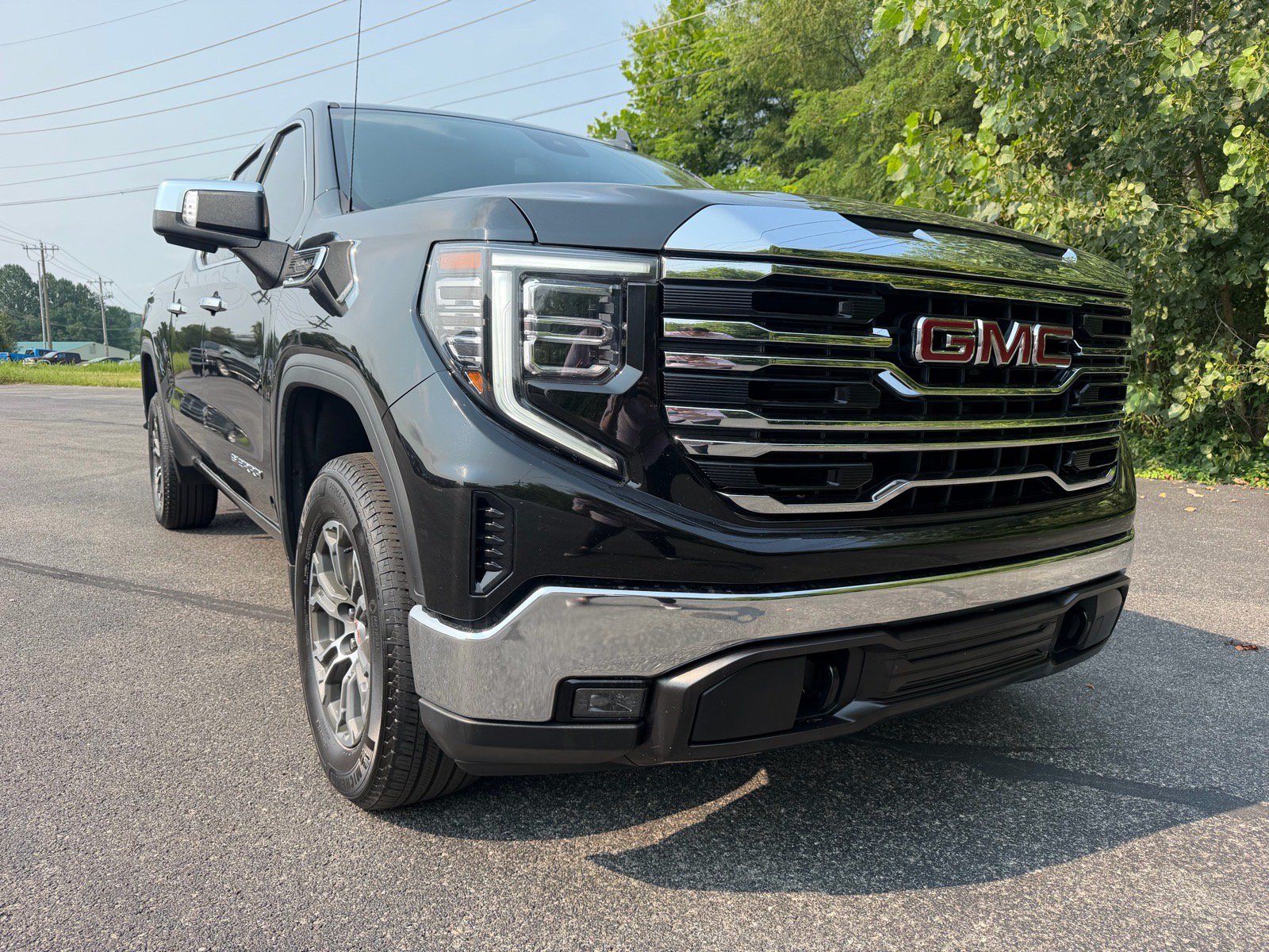 Used 2025 GMC Sierra 1500 SLT AWD/4WD image 4