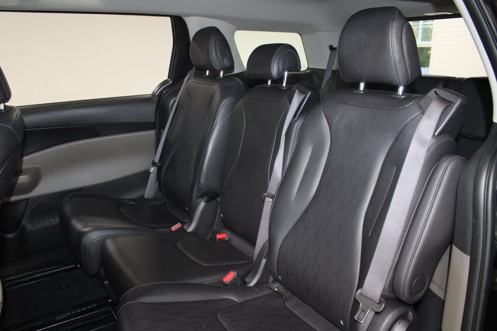 Used 2025 Kia Carnival FWD image 17