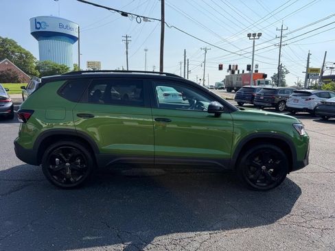 Used 2025 Volkswagen Taos SE AWD/4WD image 5