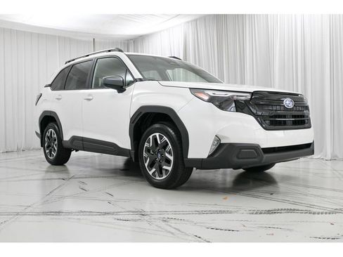 Used 2025 Subaru Forester Premium image 2