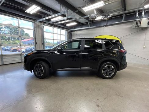 Used 2024 Nissan Rogue SV FWD image 2