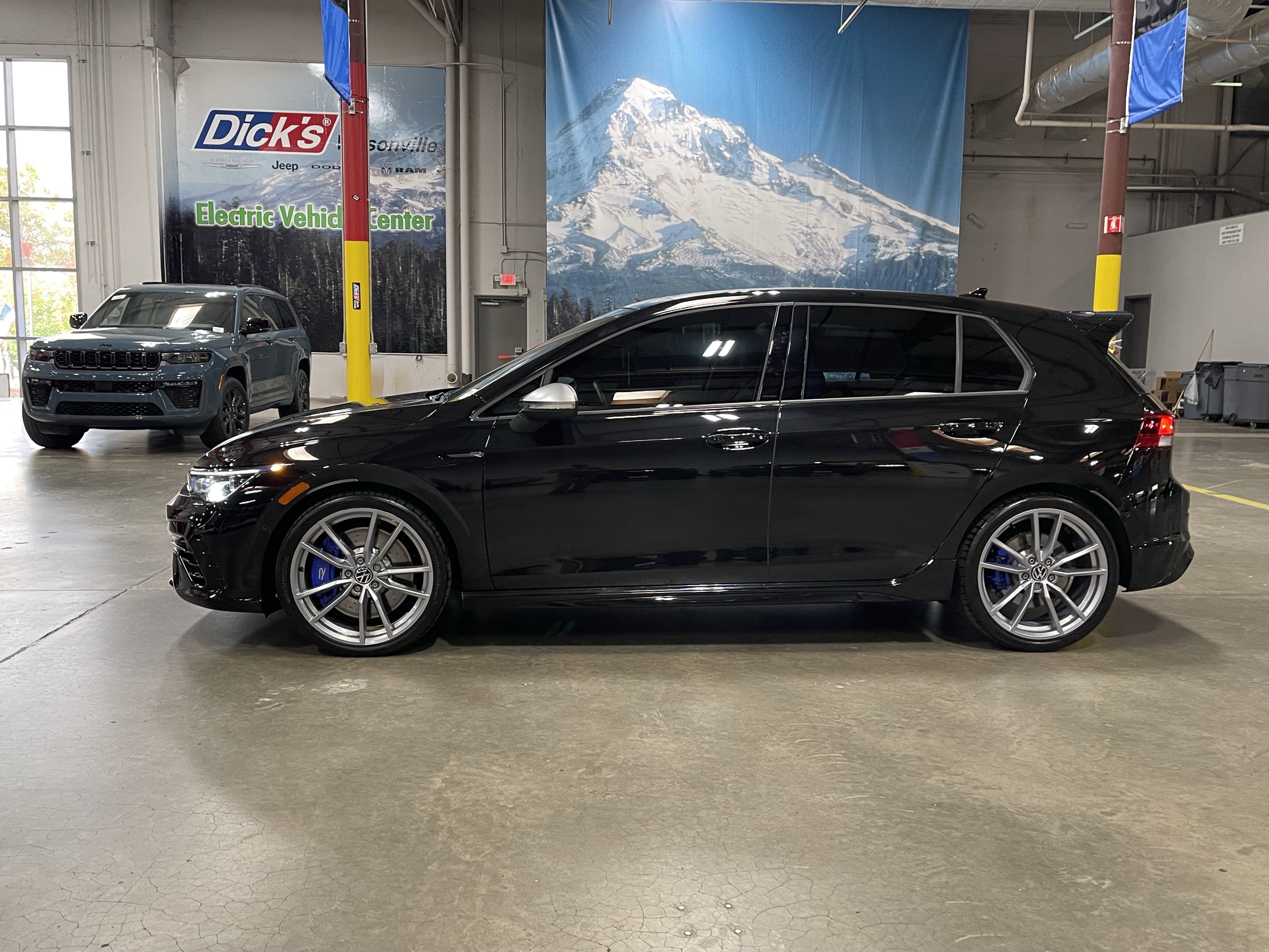 Used 2024 Volkswagen Golf R AWD/4WD image 2