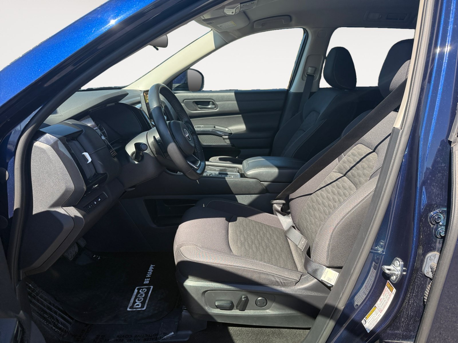 Used 2025 Nissan Pathfinder SV FWD image 10