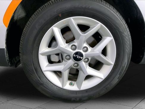 Used 2025 Kia Soul LX w/ LX Technology Package FWD image 9