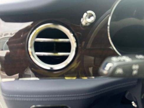 Used 2025 Bentley Bentayga AWD/4WD image 28