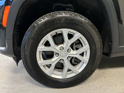 Used 2023 Jeep Grand Cherokee L Limited AWD/4WD image 19