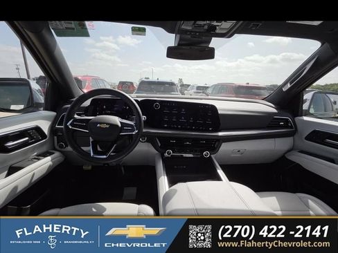 Used 2026 Chevrolet Suburban Premier AWD/4WD image 4