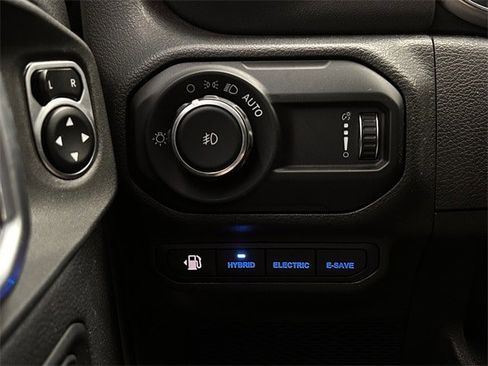 Used 2023 Jeep Wrangler Unlimited Sahara image 22