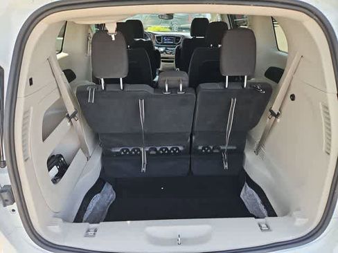 Used 2023 Chrysler Voyager LX image 32