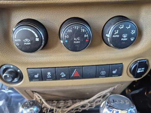 Used 2014 Jeep Wrangler Unlimited Sahara w/ Max Tow Package AWD/4WD image 30