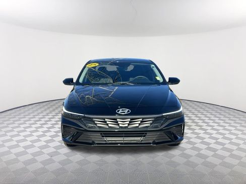 Used 2025 Hyundai Elantra SE image 2