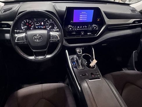 Used 2024 Toyota Highlander LE FWD image 13