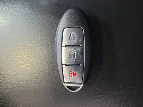 Used 2016 Nissan Rogue SV FWD image 32