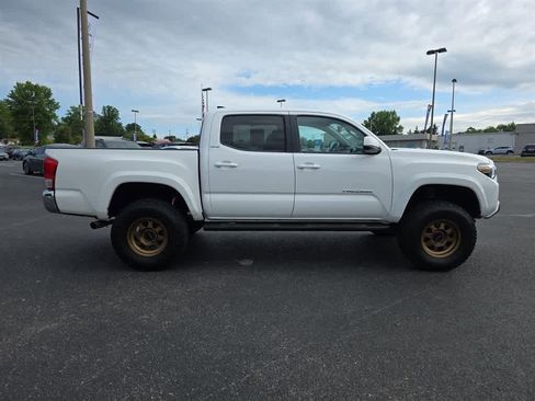 Used 2017 Toyota Tacoma SR5 w/ Tow Package AWD/4WD image 3