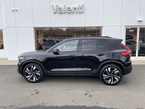 Used 2025 Volvo XC40 B5 Plus image 4