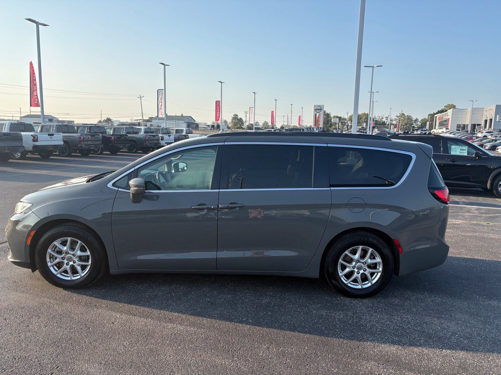 Used 2022 Chrysler Pacifica Touring-L FWD image 5