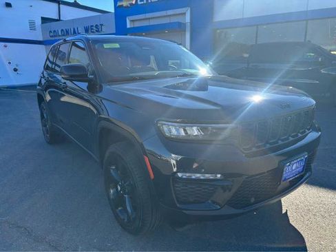 Used 2023 Jeep Grand Cherokee Limited w/ Luxury Tech Group II image 15