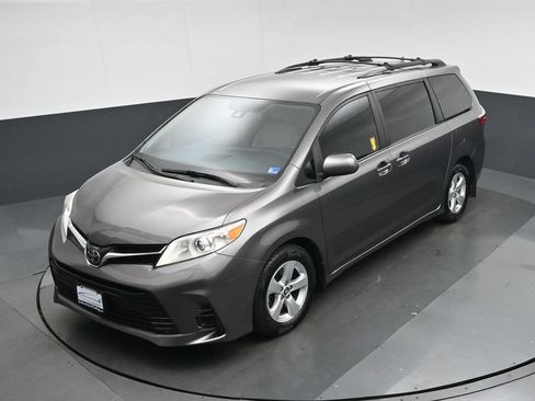 Used 2018 Toyota Sienna LE w/ Carpet Mat Package FWD image 66
