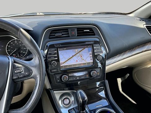 Used 2017 Nissan Maxima Platinum w/ Interior Lighting Package FWD image 7