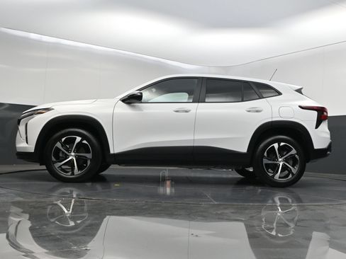 Certified 2025 Chevrolet Trax RS w/ Sunroof Package FWD image 37