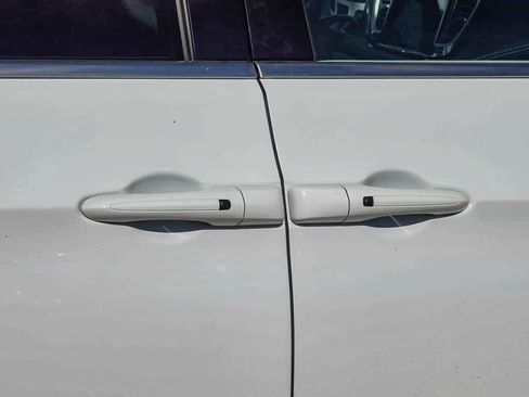 Certified 2023 Chrysler Pacifica Touring-L image 10