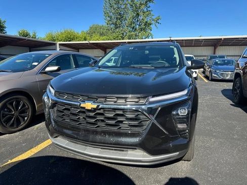 Used 2025 Chevrolet Trax LT w/ LT Convenience Package FWD image 17
