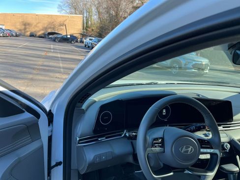 Used 2025 Hyundai Elantra SEL image 33